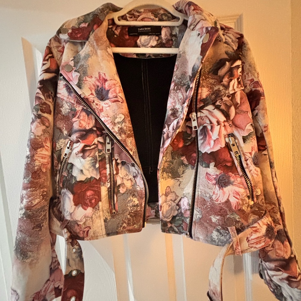 Zara Cream Leather Jacket with Artistic Flair